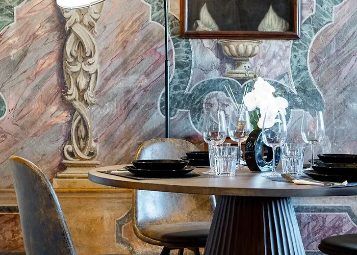 Historical Dwelling In Palazzo Terzi Βίλα